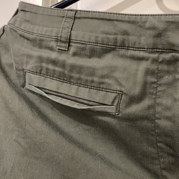 Chico’s Capri pants with front fake pockets, elastic side band and front zip - Picture 3 of 7